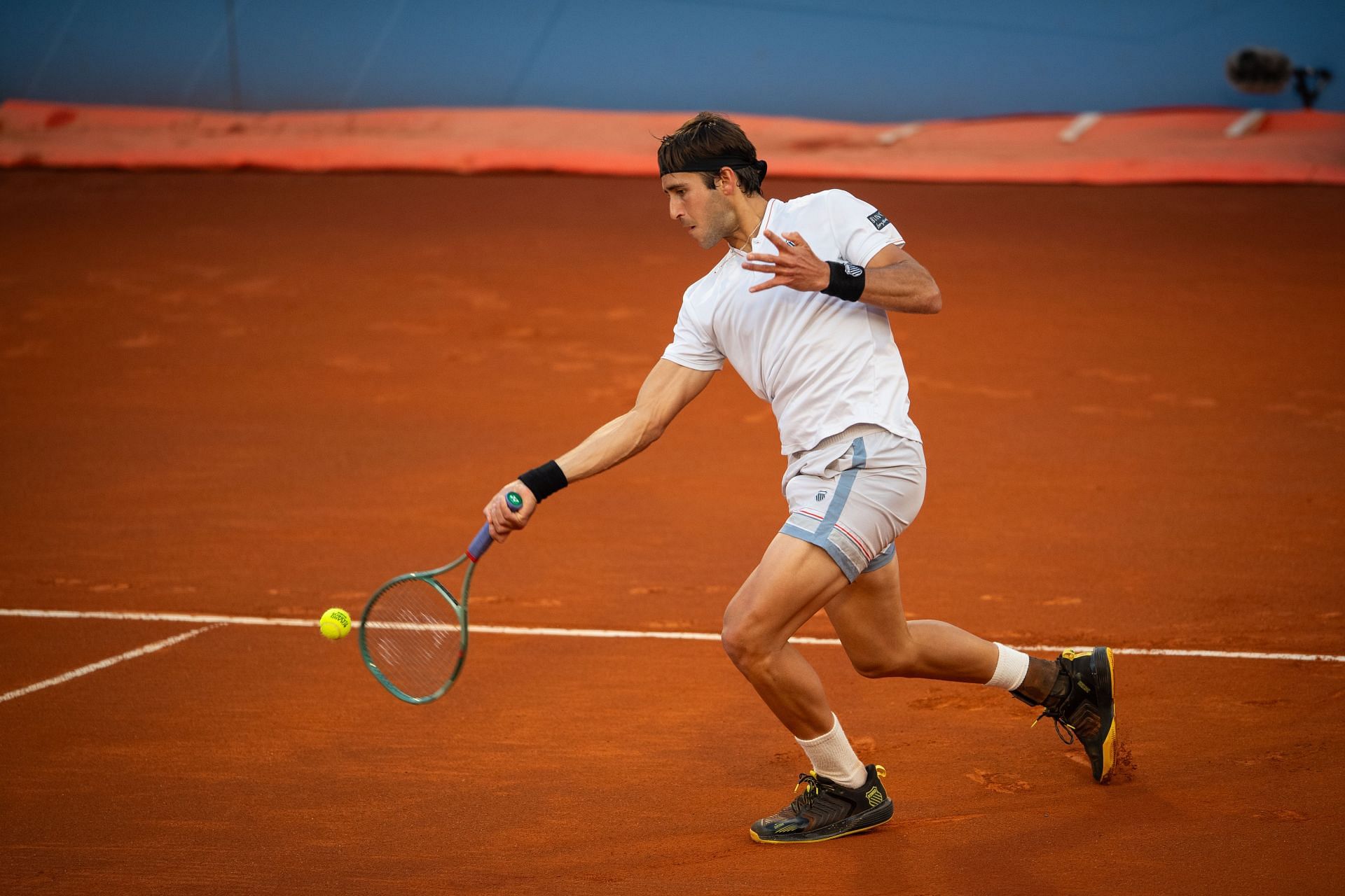 Etcheverry plays a forehand in the Piemonte Open Challenger 175 Turin 2025 - Source: Getty